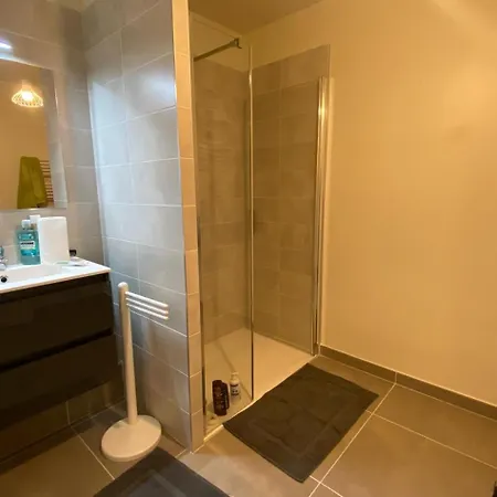 Spacieux Et Moderne Dans Apartment Vias
