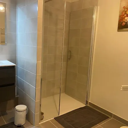 Spacieux Et Moderne Dans *